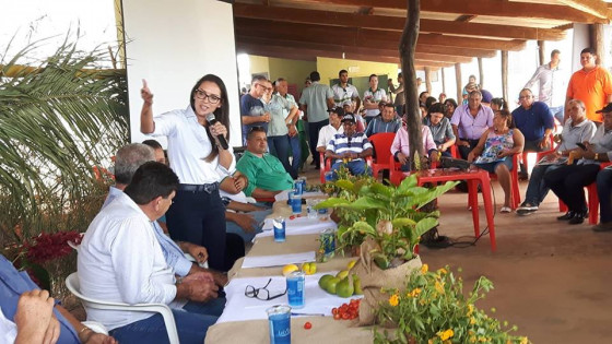 Deputada Janaína Riva (MDB) conversa com trabalhadores da agricultura familiar, no assentamento Rio Branco, em Nova Olímpia