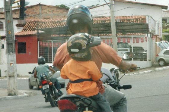 Criança garupa moto