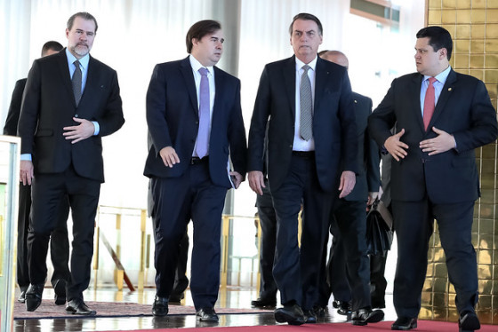 Os tres poderes.jpg