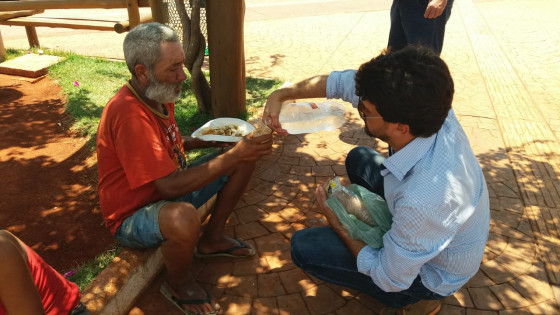Davi almoço na praça.jpeg