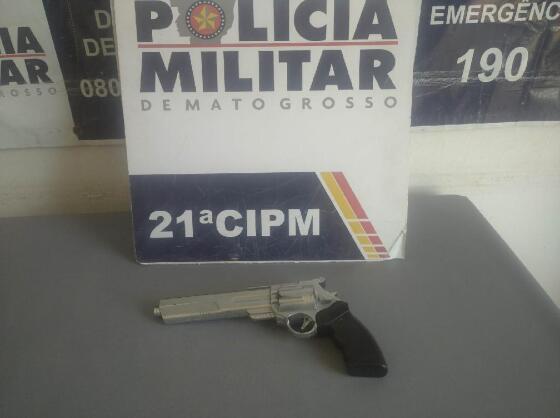 Suspeito preso com simulacro de arma de fogo.jpg