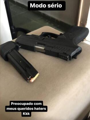 Arma postada em rede social.jpg