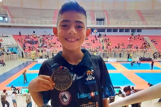 Sergio Ichiro tornou-se a mais nova promessa do jiu-jitsu brasileiro ao conquistar a medalha de bronze no Campeonato Estadual de Jiu-Jitsu. A jovem promessa estará entre os grandes que representarão Mato Grosso no Campeonato Mundial 