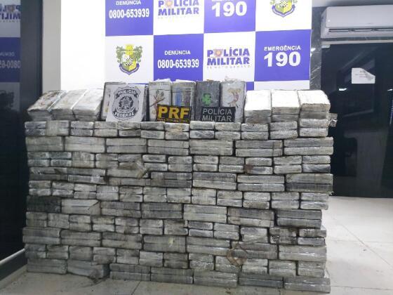 Polícia Militar e PRF apreendem 550 quilos de cocaína em fundo falso de caminhão em Confresa CAPA.jpg