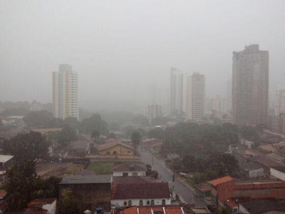 Chuvas chegaram derrubando temperaturas e dando espaço para a frente fria