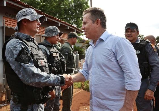 Governador cumprimenta os policiais que estão no front  de batalha contra os criminosos que atacaram cidade de MT