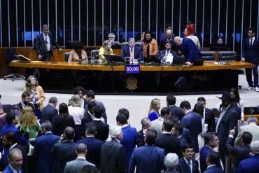 Congresso derruba IOF dos ricos, mas quer mais deputados pagos pelo povo