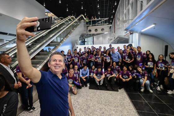 O governador Mauro Mendes junto com os estudantes 