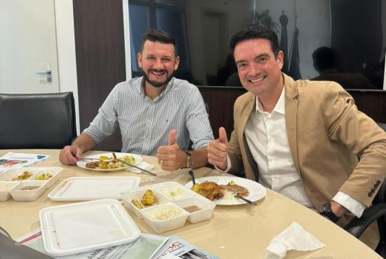 Edelo Ferrari e Léo Bortolin almoçaram na sede da associação