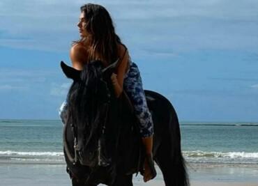 Isis Valverde recebe críticas por foto montada em cavalo