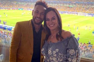 Mãe e filho homenageiam técnico de Neymar