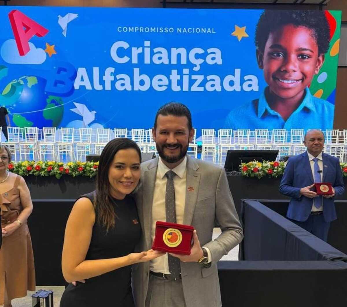 EDELO EDUCAÇÃO SELO OURO.jpg
