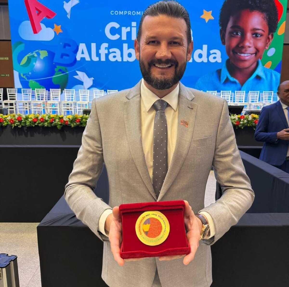 EDELO EDUCAÇÃO SELO OURO 1.jpg