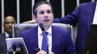 Hugo Motta rechaça 'exílio político' e garante liberdade plena no Brasil