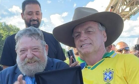 Bolsonaro chapéu barbudo.jpg