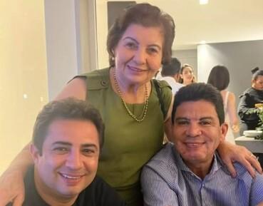 Dona Lindalva celebra Dia das Mães com alegria e elegância