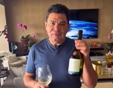 Cidinho Santos elogia vinho da Locanda do Vale
