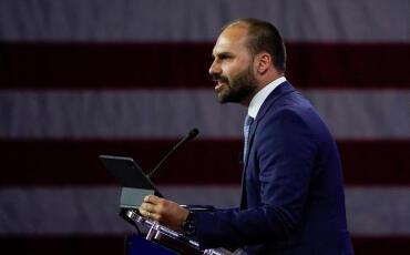  Eduardo Bolsonaro surta e Tarcísio de olho em 2026