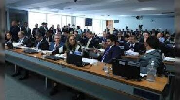 Extremos se enfrentam e aposentados viram reféns