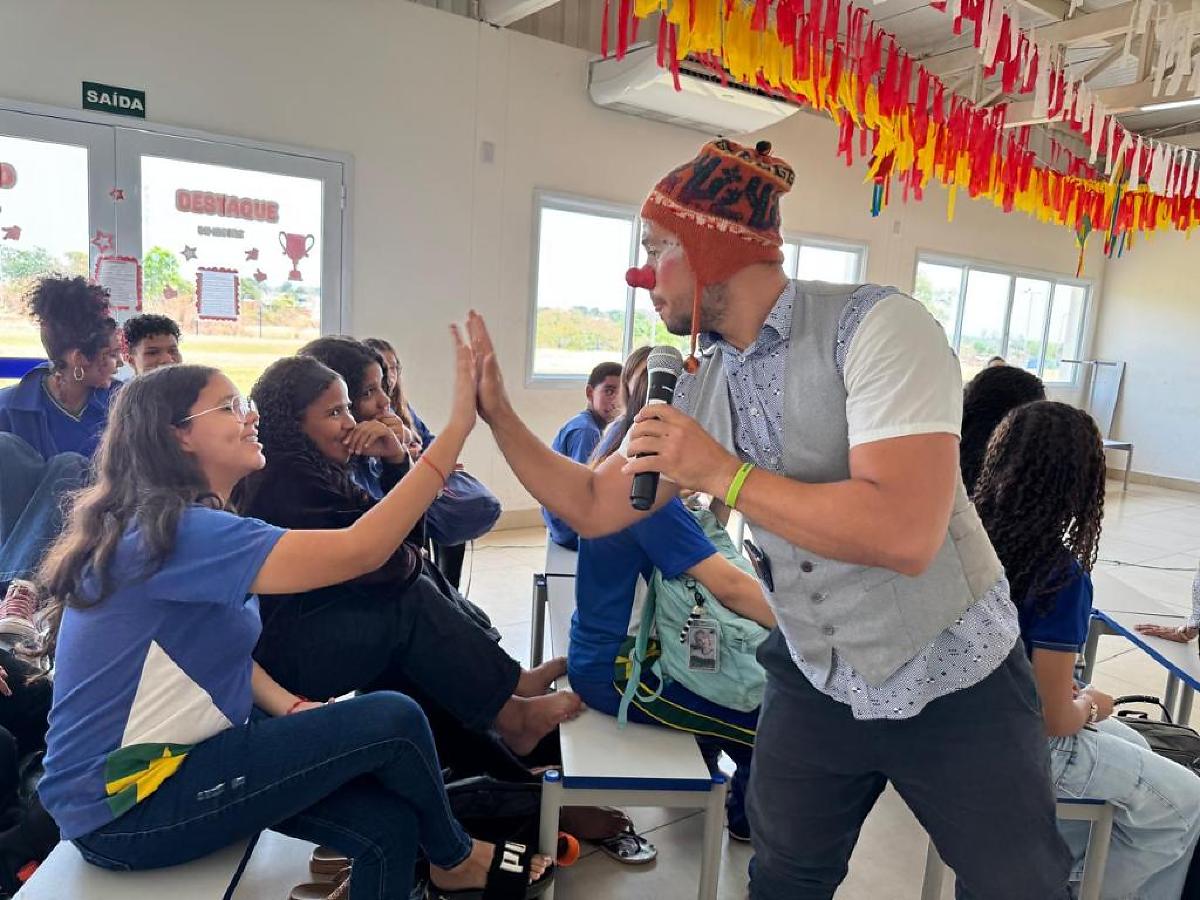 ESTUDANTES NO PAIAGUÁS.jpg