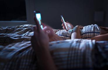 Cama e celular: corpos juntos, corações distantes