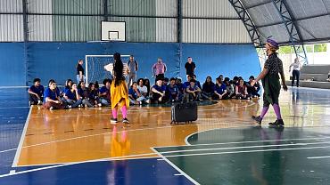 Protagonismo juvenil inicia 2026 com teatro nas escolas
